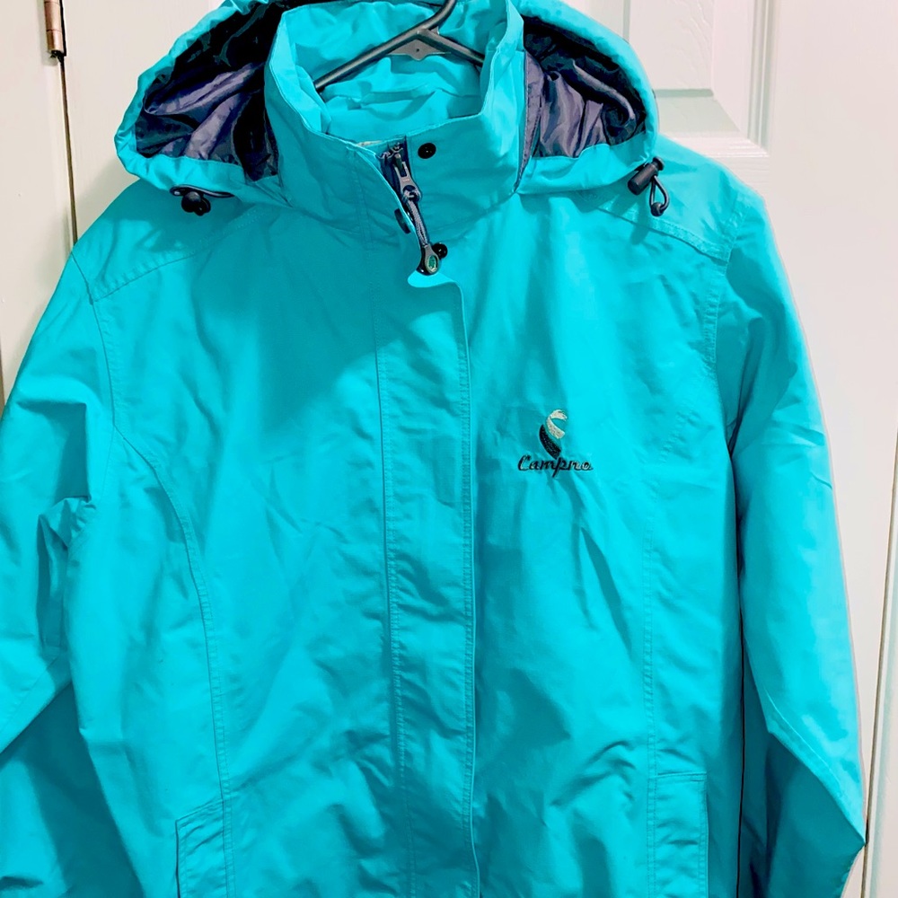 Campna Spring/fall water resistant woman’s jacket. L/XL